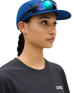 Czapka biegowa z daszkiem i ochroną UV Core Run CEP granatowa